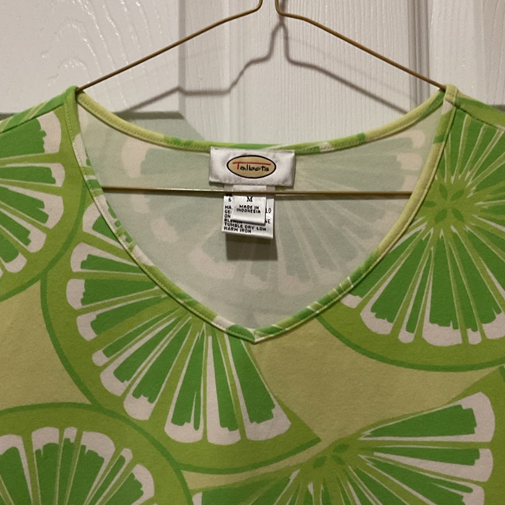 Green lime slices pattern vneck T-shirt - Picture 2 of 8